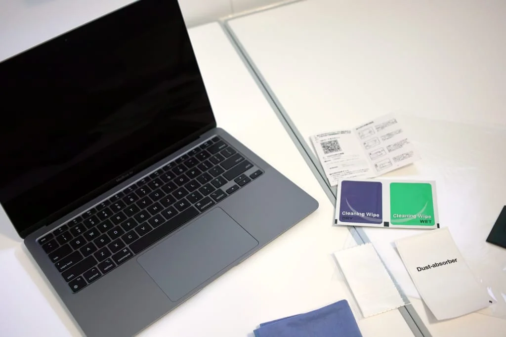 浴室でM1 MacBook Airに液晶保護フィルムを貼る画像