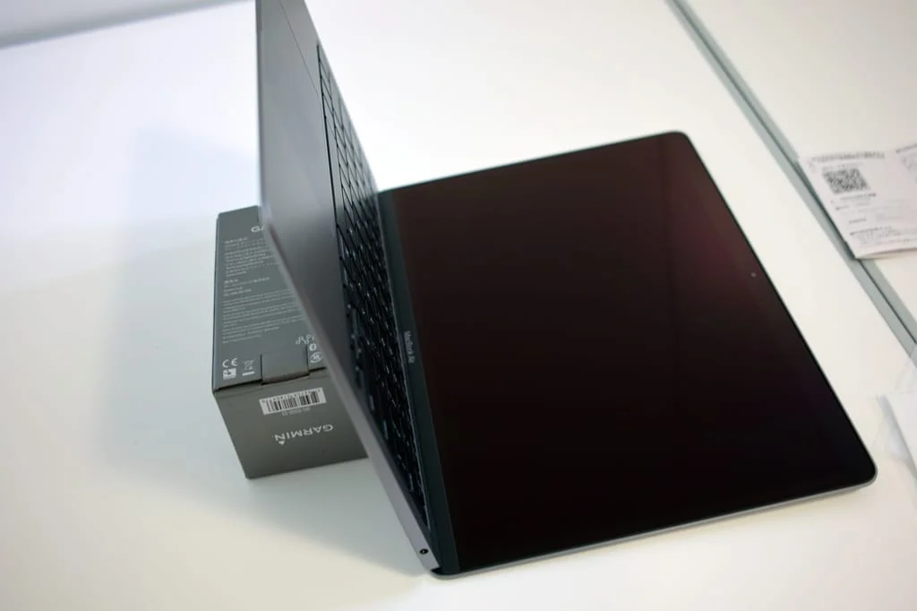 浴室でM1 MacBook Airの液晶面を下にして液晶保護フィルムを貼る画像
