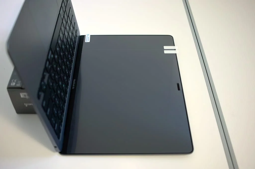 浴室でM1 MacBook Airの液晶に保護フィルムの位置決めをした画像