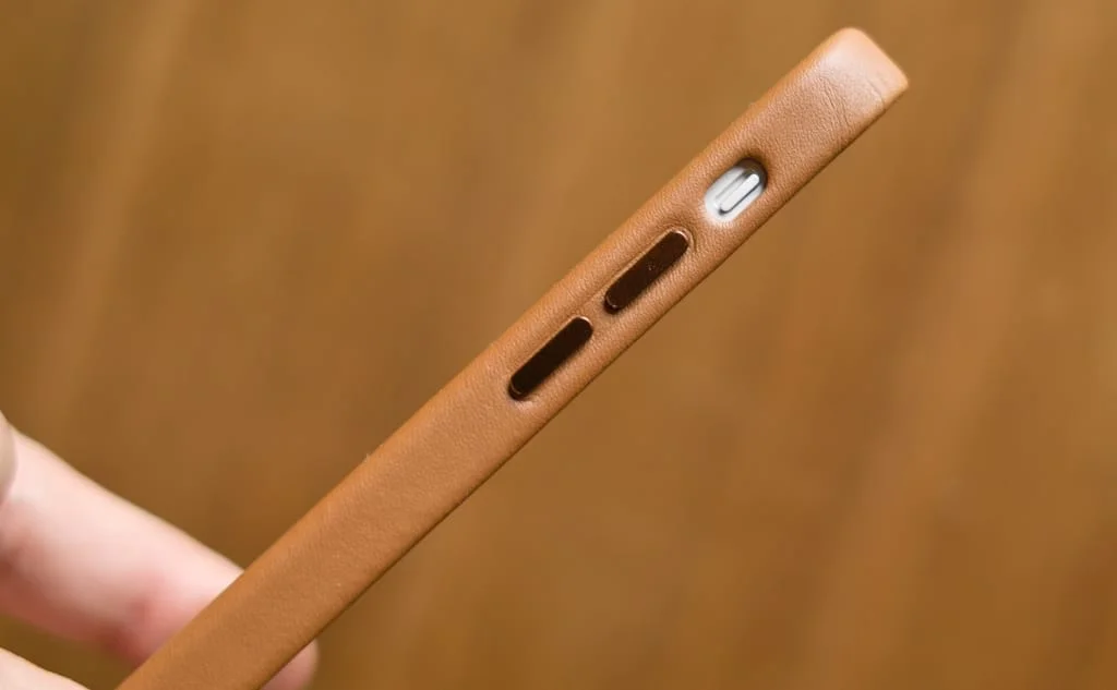 iPhone 12 miniレザーケースのボリュームボタンとマナースイッチ部分の画像